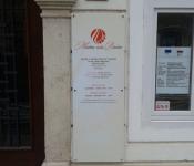 Oznacevalna tabla Mestna Hisa Brezice.jpg